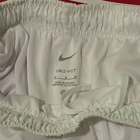 Nike Medium woman’s DRI-FIT shorts  B - Picture 4 of 4